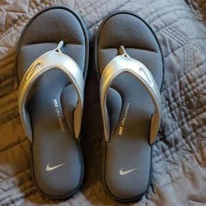 Nike ultra comfort flip flops